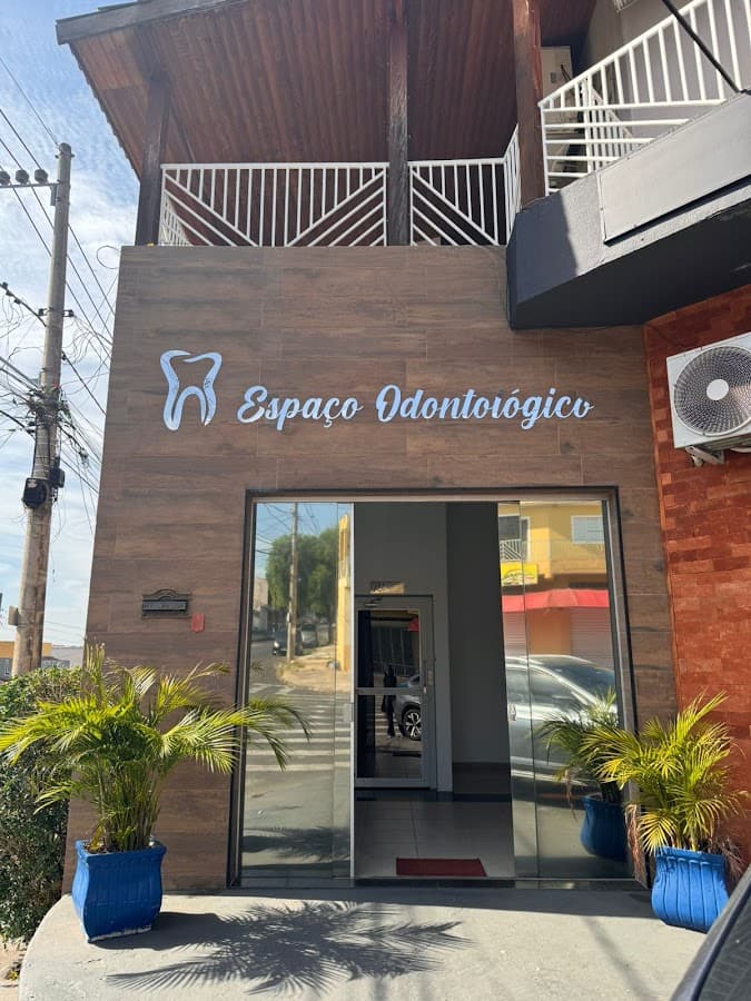 Vista externa da clínica odontológica com entrada.