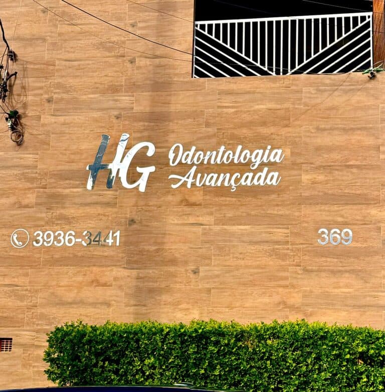 Foto da entrada de uma clínica odontológica com boa iluminação.